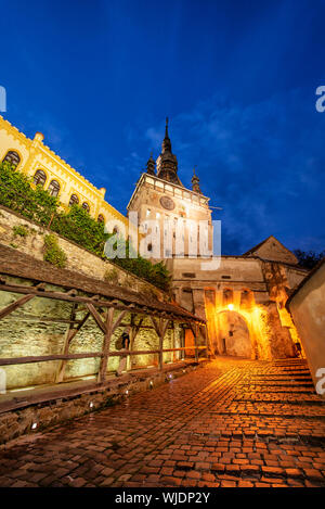 Der Uhrturm, aus dem 14. Jahrhundert, verteidigt das Haupttor der Zitadelle der mittelalterlichen Altstadt. Sighisoara, Rumänien Stockfoto