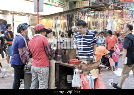 HONG KONG, OKT 4: fliegende Händler Verkauf das Essen auf dem Bürgersteig Straße in Sham Shui Po am 4. Oktober 2013. Sham Shui Po war eines der ersten Gebiete in Hon Stockfoto