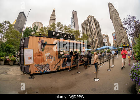 Die neue Eataly Kiosk im Flatiron Plaza, gegenüber vom Eataly italienische Emporium, am Tag der Eröffnung in New York am Freitag, den 23. August 2019. Der neue Kiosk, passend benannt, "Eataly in Flatiron Plaza", serviert Pizza al Padellino und Gelato. Pizza al Padellino ist eine Spezialität der Region Piemont in Italien. (© Richard B. Levine) Stockfoto