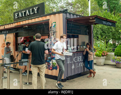 Die neue Eataly Kiosk im Flatiron Plaza, gegenüber vom Eataly italienische Emporium, am Tag der Eröffnung in New York am Freitag, den 23. August 2019. Der neue Kiosk, passend benannt, "Eataly in Flatiron Plaza", serviert Pizza al Padellino und Gelato. Pizza al Padellino ist eine Spezialität der Region Piemont in Italien. (© Richard B. Levine) Stockfoto