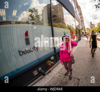Ältere Frau mit anderen Fußgänger auf die Eighth Avenue in Chelsea in New York am Donnerstag, 22. August 2019. (© Richard B. Levine) Stockfoto