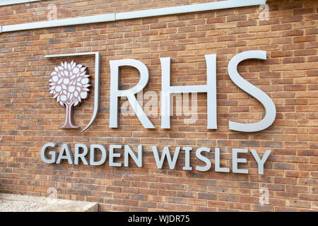 Das RHS Wisley Schild vor dem Vordereingang dieses beliebten botanischen Gartens in Surrey in England. Stockfoto