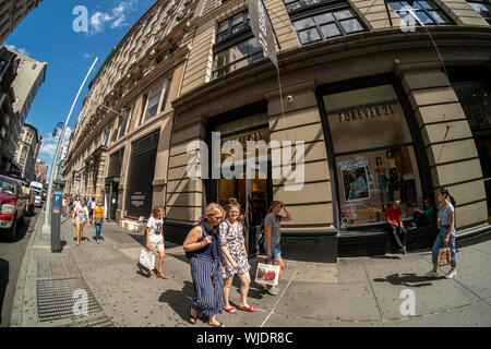 Der Forever 21 Store im Viertel Soho in New York am Donnerstag, 29. August 2019. Forever 21 gemeldet werden, die sich in finanziellen Schwierigkeiten befinden und entwickelt Pläne für einen möglichen Konkurs. (© Richard B. Levine) Stockfoto