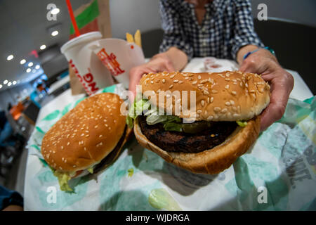 Ein Diner genießt eine Burger King Whopper, unmöglich eine fleischlose Rinderhackfleisch Sandwich, in einem Burger King Restaurant in New York am Dienstag, 27. August 2019. Der neue Menüpunkt verwendet 1/4 Pfund pflanzliche Lebensmittel Lebensmittel durch unmöglich gemacht. (© Richard B. Levine) Stockfoto