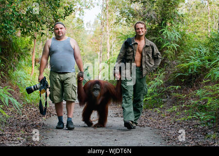 Fotografen Andrej Gudkov und Sergey Uryadnikov Spaziergang mit einem Orang-utan. Indonesien. Borneo Stockfoto