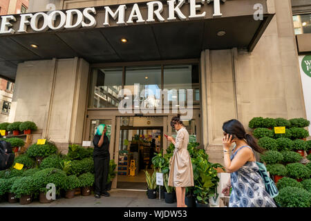 Käufer außerhalb von Whole Foods Market im New Yorker Stadtteil Chelsea am Donnerstag, 22. August 2019 (© Richard B. Levine) Stockfoto