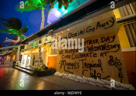 MIAMI - September 02, 2019: Zeichen auf der Mango nightblub am Ocean Drive, bestieg für Hurrikan Dorian, Tag der Arbeit informieren die Besucher über die Wiedereröffnung. Stockfoto