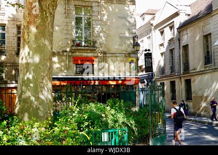 Menschen vorbei gehen. Le Sévigny Cafe in einer schattigen Ecke des Marais, Paris, Frankreich Stockfoto