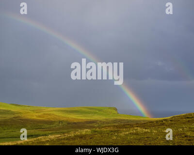 Riesige Regenbogen über Duncansby Head auf der nördlichen schottischen Küste Stockfoto