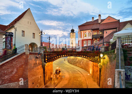 Die Brücke von liegt, eine 1859 gebaute eiserne Brücke. Wenn du eine Lüge, die ihm sagen, es soll zu quietschen. Piata Mica. Sibiu, Siebenbürgen. Rumänien Stockfoto