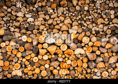 Gehackt und gestapelte Holz. Holz vorbereitet für Wintertage. Stockfoto