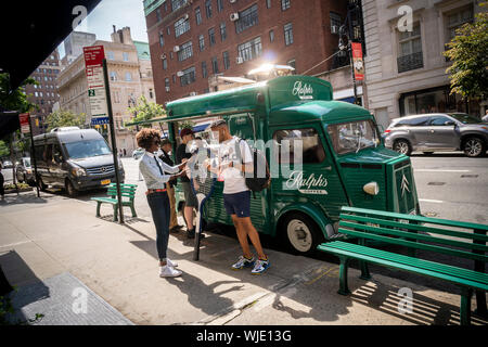 Besucher genießen Sie kostenfreien Ralph's Soft dienen Kalte Gebräu Eis aus der Ralph/Truck vor der Ralph Lauren Store auf der Madison Avenue in New York am Samstag, 31. August 2019. Die Branding event enthalten einen Broadcast der US Open, für die Ralph Lauren der US Open ball Person einheitlich ausgelegt. (© Richard B. Levine) Stockfoto