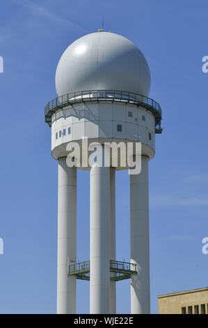 Flughafen, Aussicht, Außen, Draußen, Draußen, Außen, Berlin, Deutschland, Flughafen, Radar, Radar Tower, Temple Court, Tempelhofer, Tempelhofer fiel Stockfoto