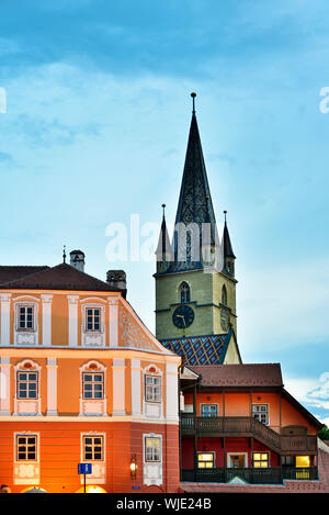 Der lutherischen Kathedrale der Heiligen Maria in der Abenddämmerung. Sibiu, Siebenbürgen. Rumänien Stockfoto