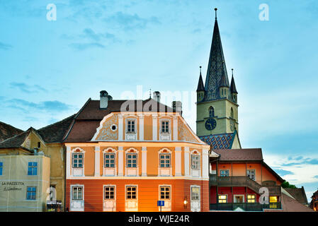 Der lutherischen Kathedrale der Heiligen Maria in der Abenddämmerung. Sibiu, Siebenbürgen. Rumänien Stockfoto