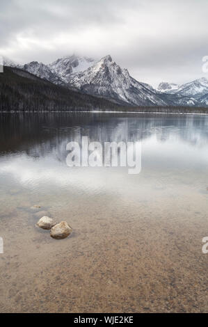 Einem ruhigen Wintertag am See Staley zeigen die Sägezahn-Palette Stockfoto