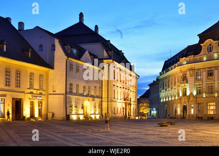 Häuser in Piata Mare in der Abenddämmerung. Sibiu, Siebenbürgen. Rumänien Stockfoto