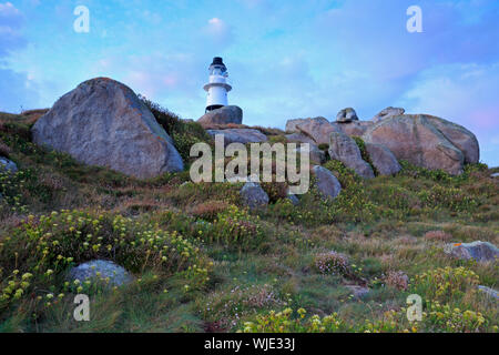 Granit Blöcke auf Penninis Kopf St Mary's Scilly zeigt den Leuchtturm Stockfoto