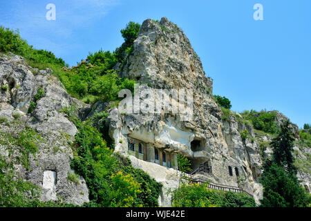 Der Fels gehauen Basarbovo Kloster (Kloster des Heiligen Dimitar Basarbowski) ist ein Bulgarisch-orthodoxen Höhle Kloster aus dem 15. Jahrhundert. Bul Stockfoto