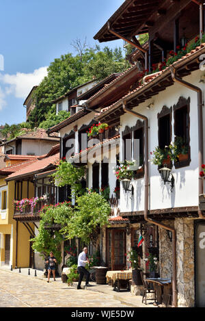 Die älteste Straße in Veliko Tarnovo, General Gurko Street, mit hübschen alten Häusern. Veliko Tarnovo, Bulgarien Stockfoto