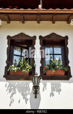 Traditionelle Fenster in der ältesten Straße in Veliko Tarnovo, General Gurko Street, mit hübschen alten Häusern. Veliko Tarnovo, Bulgarien Stockfoto