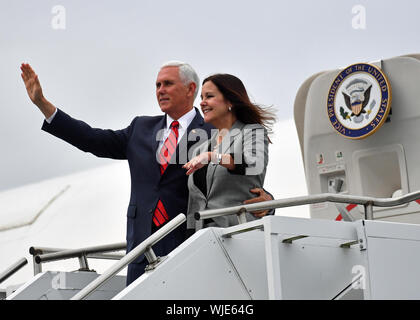 US-Vizepräsident Mike Pence und die zweite Frau Karen Pence kommen in der Air Force 2 Zurück am Flughafen Shannon aus Dublin, während eines offiziellen Besuchs in Irland. Stockfoto