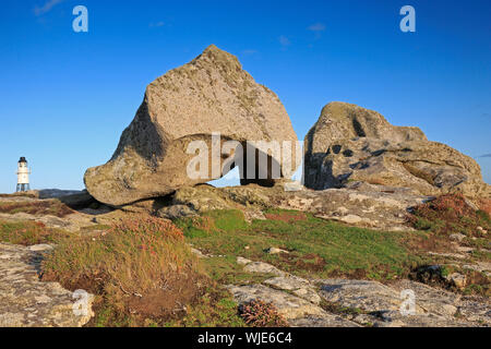 Granit Blöcke auf Penninis Kopf St Mary's Scilly zeigt den Leuchtturm Stockfoto