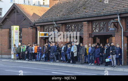 Berlin, Deutschland, Aussicht, Außen, Draußen, Draußen, Außen, Temple Court, Tempelhofer, Temple Court schöne Berg, Dorf der alten Marien, Bus Stockfoto