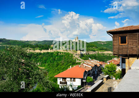 Tsarevets Festung und der Christi-himmelfahrt-Kathedrale auf der Spitze des Hügels. Veliko Tarnovo, Bulgarien Stockfoto