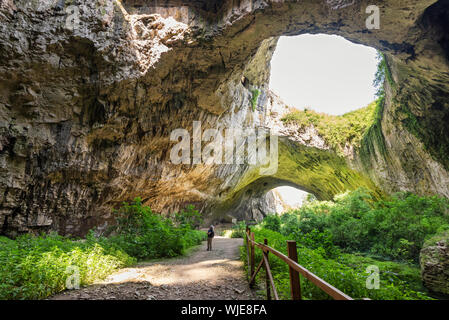 Devetashka Höhle ist eine große Karsthöhle in der Nähe von Lowetsch. Es wurde von Neandertaler und Homo sapiens seit Tausenden von Jahren beschäftigt. Bulgarien Stockfoto