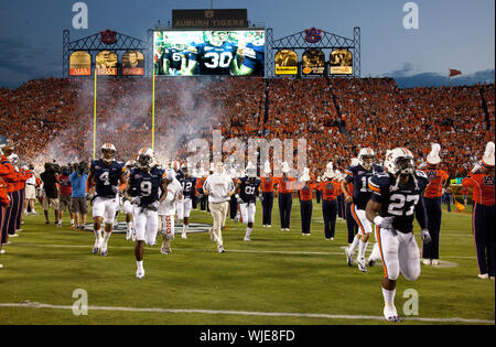 Head Coach Gen Chizik führt die Auburn Tiger Football Team in Jordan-Hare Stadium für die 2010 Auburn-South Carolina Spiel, Auburn, Alabama Stockfoto