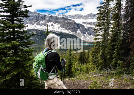 Frau wandern auf einem Trail und die herrliche Aussicht der Kanadischen Rockies Stockfoto