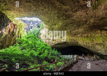 Devetashka Höhle ist eine große Karsthöhle in der Nähe von Lowetsch. Es wurde von Neandertaler und Homo sapiens seit Tausenden von Jahren beschäftigt. Bulgarien Stockfoto