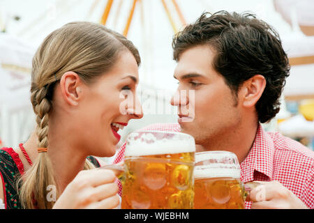 Paar in einem Bierzelt Stockfoto