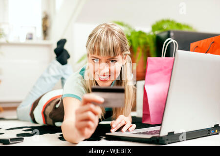 Frau shopping online über das Internet von zu Hause aus Stockfoto