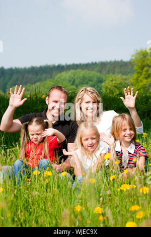 Familie auf der Wiese im Frühjahr Stockfoto