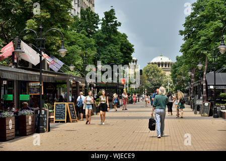 Vitosha Boulevard, der Fußgängerzone und Einkaufsstraße im Zentrum von Sofia, voller Geschäfte, Bars und Restaurants. Sofia, Bulgarien Stockfoto