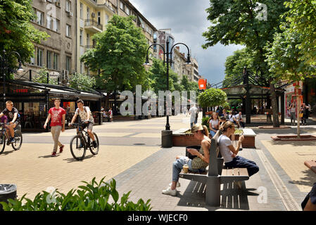 Vitosha Boulevard, der Fußgängerzone und Einkaufsstraße im Zentrum von Sofia, voller Geschäfte, Bars und Restaurants. Sofia, Bulgarien Stockfoto