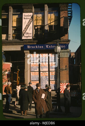 Schlagzeilen veröffentlicht in Straße - Ecke Fenster der Zeitung Office (Brockton Enterprise)... Brockton, Massachusetts Stockfoto