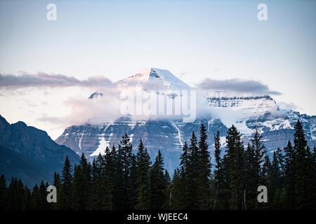 Schönen malerischen Blick auf Mount Robson Gipfel in British Columbia, Kanada Stockfoto