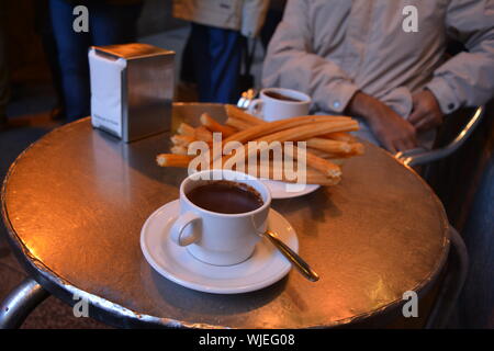 Churros Schokolade ist eine köstliche spanische Pause schnell Stockfoto