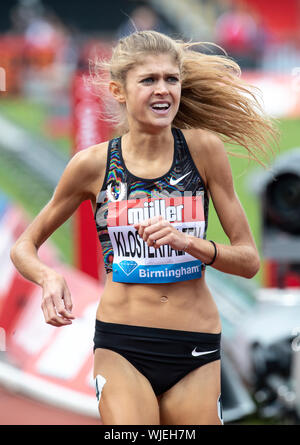 BIRMINGHAM, ENGLAND - 18. August: Konstanze Klosterhalfen (GER) Überqueren der Ziellinie die 1 Meile Rennen während der Muller Birmingham Grand P zu gewinnen. Stockfoto