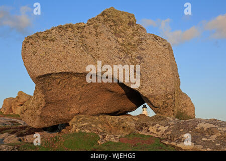 Granit Blöcke auf Penninis Kopf St Mary's Scilly zeigt den Leuchtturm Stockfoto