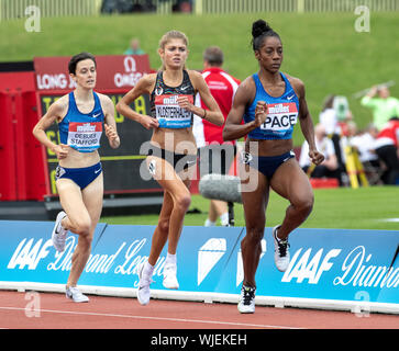 BIRMINGHAM, ENGLAND - 18. August: Gabriela Debues-Stafford (CAN) Konstanze Klosterhalfen (GER) Chanelle Preis (USA) in den 1 Meile konkurrieren Stockfoto