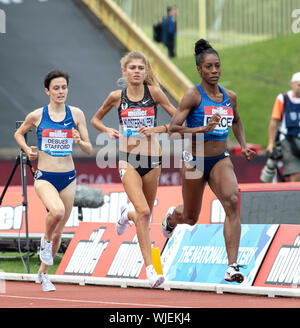 BIRMINGHAM, ENGLAND - 18. August: Gabriela Debues-Stafford (CAN) Konstanze Klosterhalfen (GER) Chanelle Preis (USA) in den 1 Meile konkurrieren Stockfoto