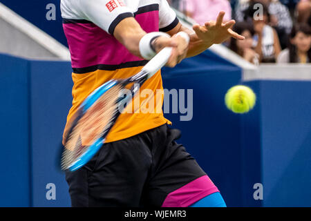 Detail der Schläger und Ball von Kei Nishikori von Japan konkurrieren in der zweiten Runde der US Open Tennis 2019 Stockfoto