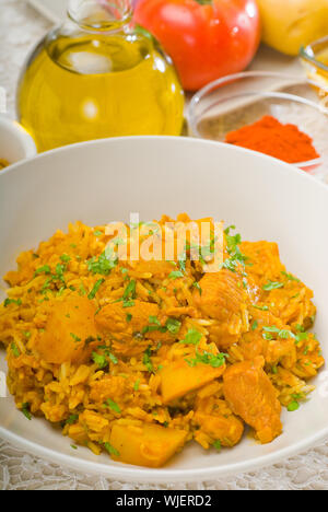 frische hausgemachte curry-Rindfleisch Reis und Kartoffeln mit Zutaten aller Zusammensetzung Stockfoto