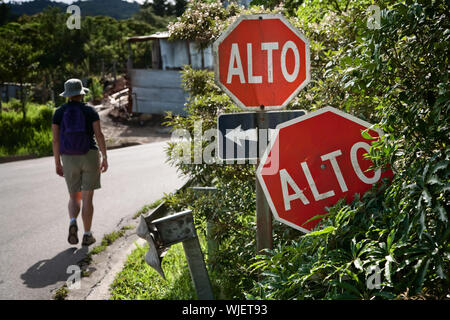 Wanderer in der Nähe von Alto Zeichen an Kreuzung in Santa Elena Costa Rica Stockfoto