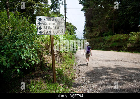 Wanderer in der Nähe von Zeichen an der Kreuzung in Santa Elena Costa Rica Stockfoto