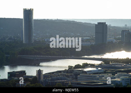 Blick über Bonn aus dem ennert Hügel, ein Sonnenuntergang ist refecting in den Rhein. Stockfoto